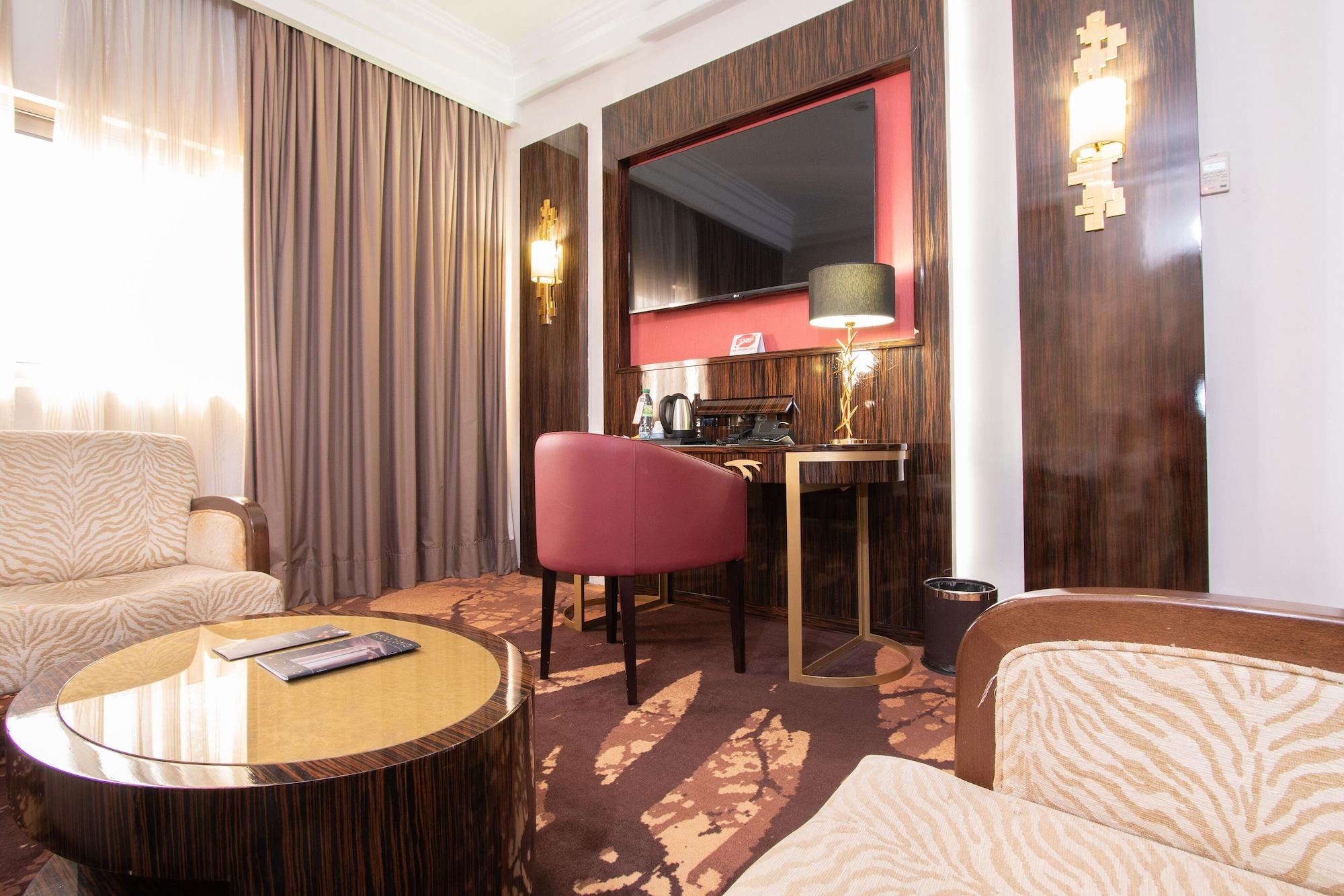 Fleur De Lys Plateau 4*